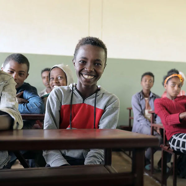 Abdi in seinem neuen Klassenzimmer