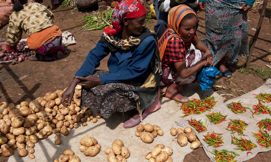 Marktfrauen mit Kartoffeln und Chilli
