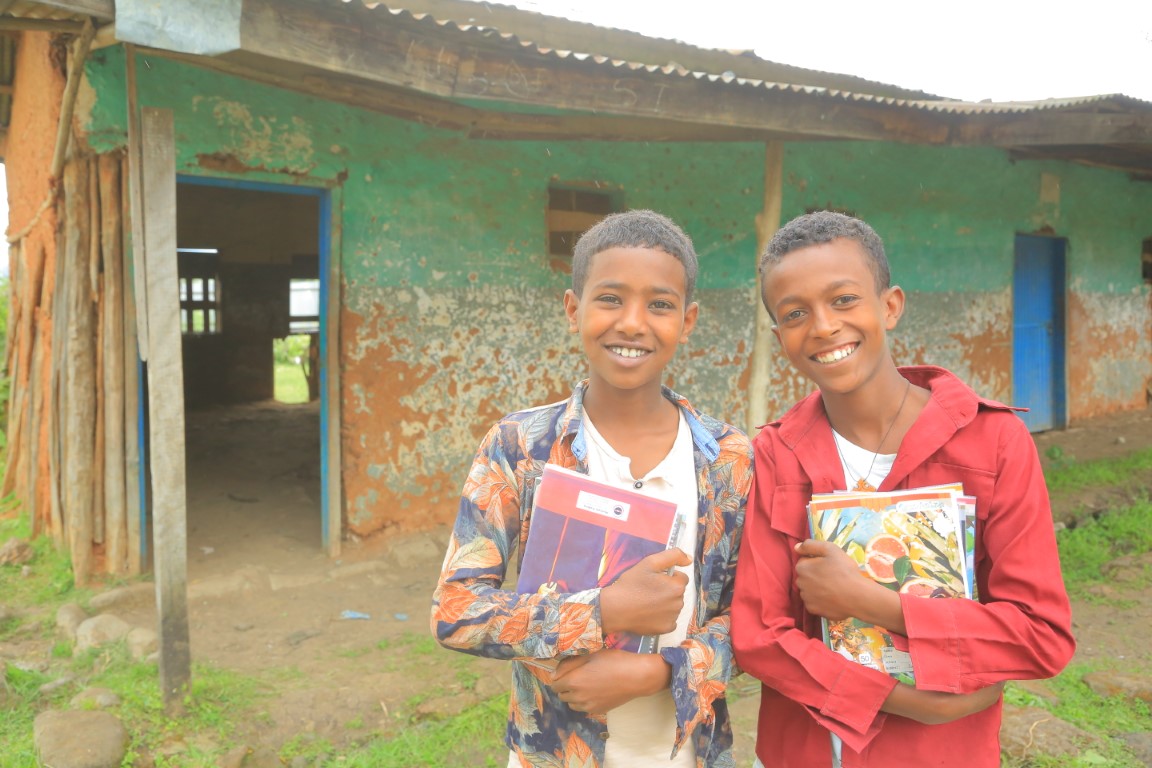 Zwei Schulkinder aus Ginchi in Äthiopien stehen vor ihrem Schulgebäude