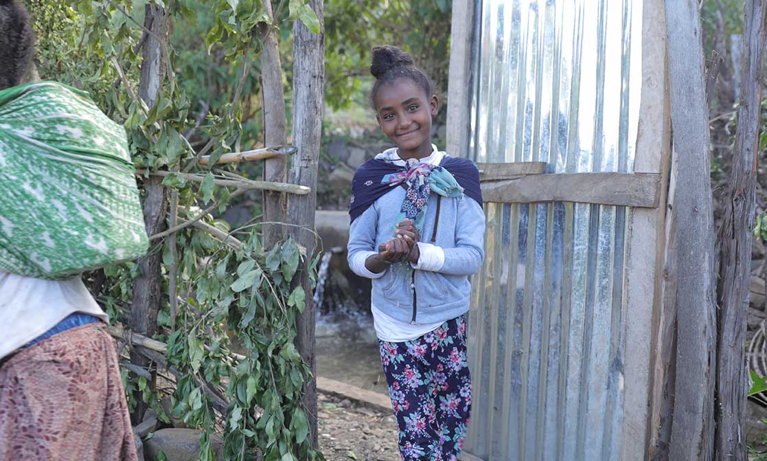 Ein äthiopisches Mädchen lächelt in die Kamera.
