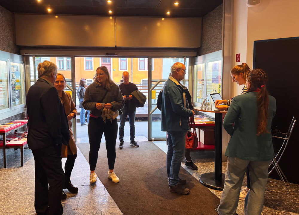 Gaeste im Foyer des KIZ RoyalKino in Graz.