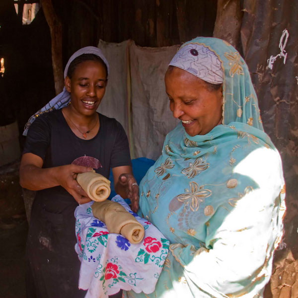 Zwei äthiopische Frauen halten Injera in ihren Händen.