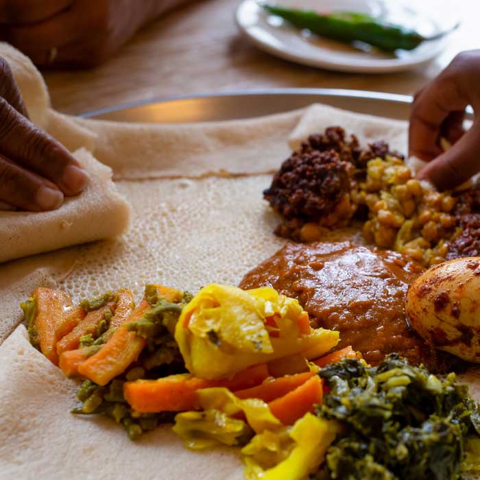 Injera mit unterschiedlichen aethiopischen Eintoepfen.