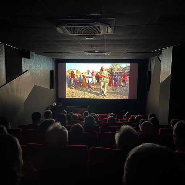 Bild des vollen Kinosaals im Burg Kino Wien.