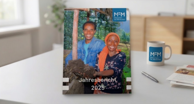 Jahresbericht 2025 von Menschen für Menschen liegt am Tisch