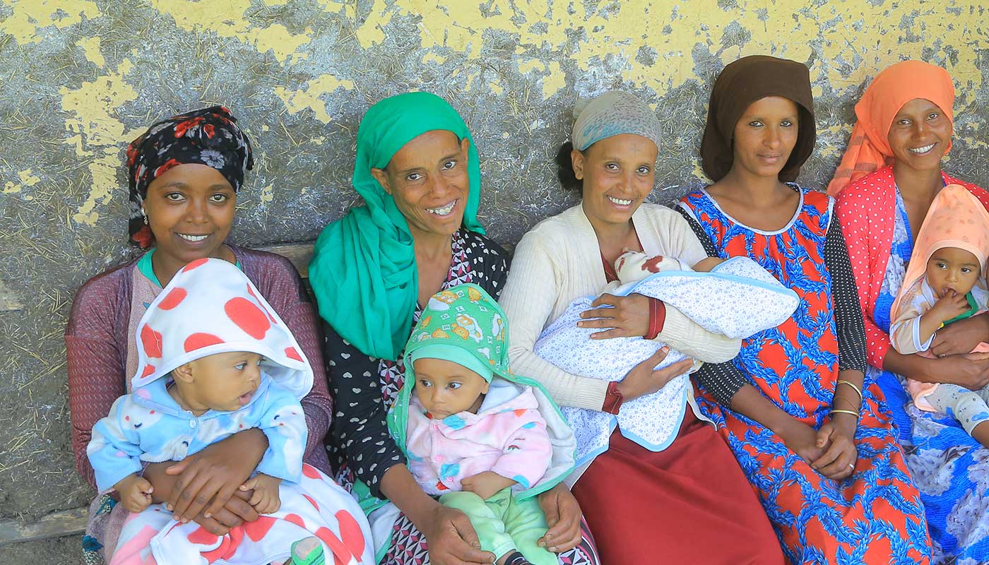 Eine Gruppe Mütter mit ihren Babys bei einer Impfaktion vor einer Gesundheitsstation in Äthiopien