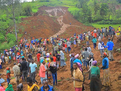 Menschen in Äthiopien auf der Suche nach Verschütteten nach Erdrutsch in der Gofa Zone im Süden Äthiopiens.