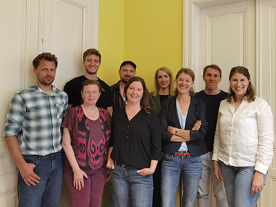 Gruppenfoto des Teams von Menschen für Menschen, bestehend aus 9 Personen, die in zwei Reihen zusammen stehen