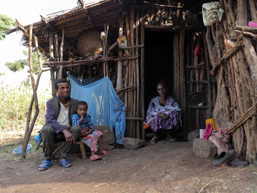 Äthiopische Familie vor ihrer Holzhütte
