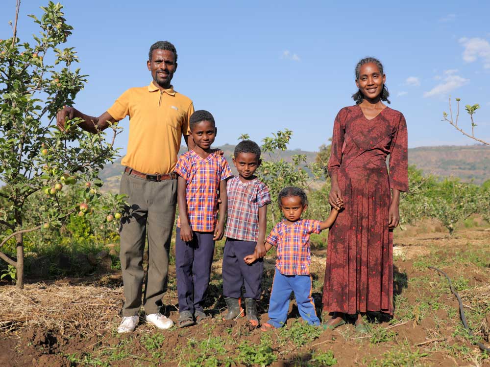 Äthiopische Familie auf ihrem Obst und Gemüsefeld