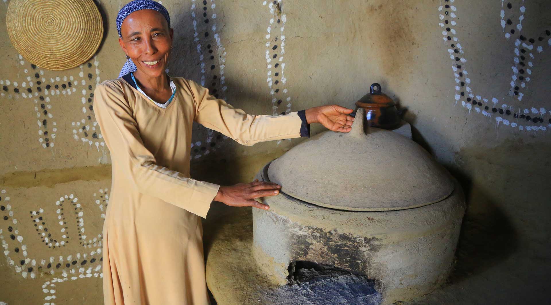 Eine Frau bereitet Injera am Ofen zum Essen zu.