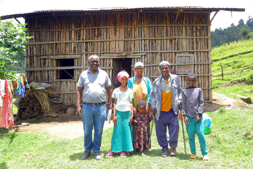 Yimam und seine Familie mit Projektleiter Berhanu Bedassa.