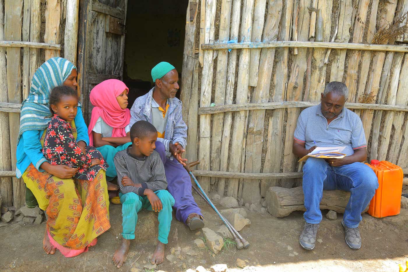 Yimam und seine Familie im Gespräch mit Projektleiter Berhanu Bedassa.