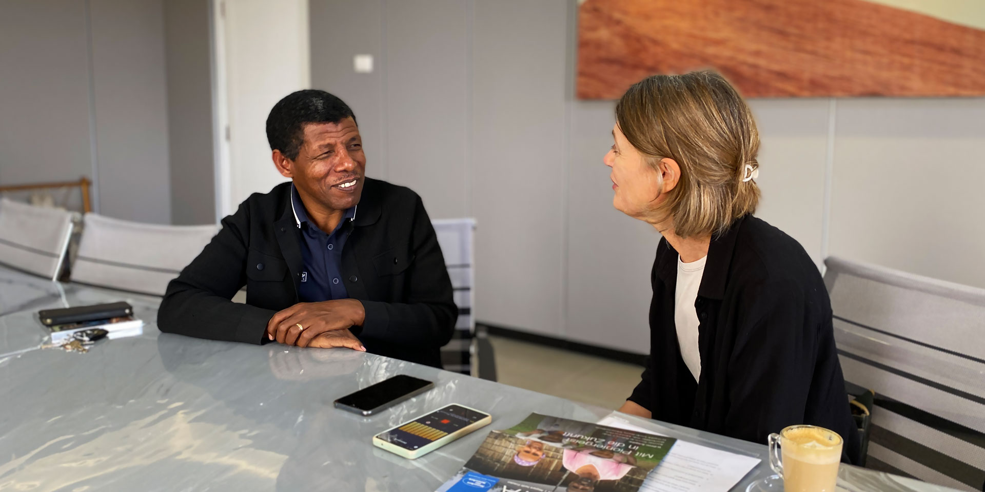 Weltrekord-Marathonläufer Haile Gebrselassie mit Alexandra Bigl, Vorstand von Menschen für Menschen Österreich, im Gespräch.