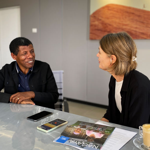 Weltrekord-Marathonläufer Haile Gebrselassie mit Alexandra Bigl, Vorstand von Menschen für Menschen Österreich, im Gespräch.