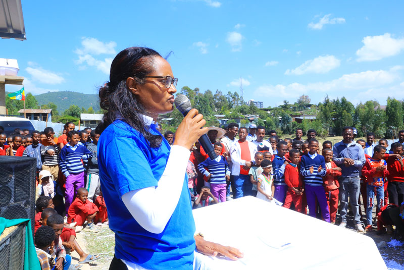 Bahritu Seyoum , Direktorin für Projektimplementierung, bedankt sich bei allen Beteiligten für den gemeinsamen Einsatz beim Bau der Schule in Ginchi.