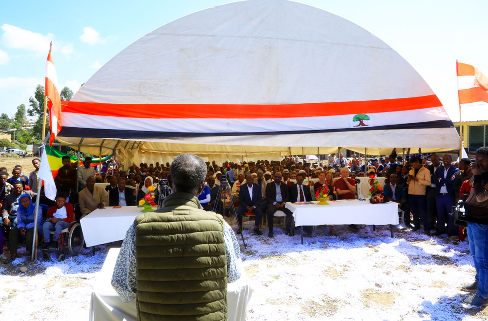 Der Verwaltungsleiter der West Shewa Region und stellvertretender Leiter des Bildungsbüros der Region Oromia bei der Schuleröffnung in Ginchi.