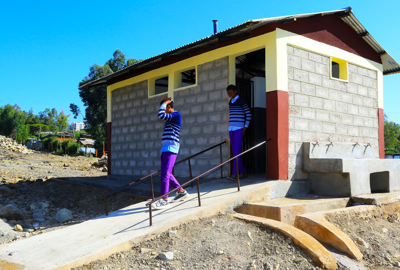 Toilettenhäuschen der neuen Schule in Ginchi.