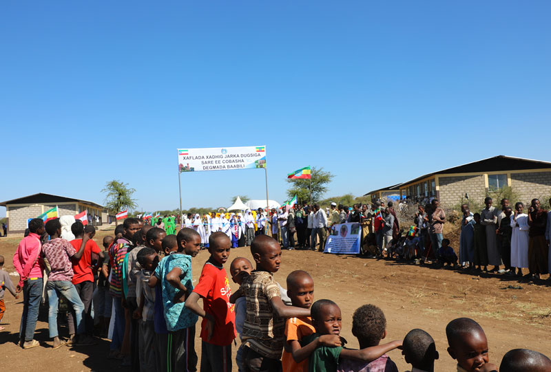 Gäste in Obosha in der Somali-Region zur Einweihung der neuen Schule.