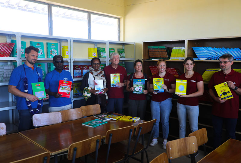 Bibliothek in der neu errichteten Schule in Obosha. 