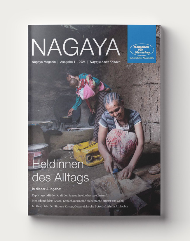 Cover des Nagaya Magazins 1/2024 zeigt zwei äthiopische Frauen. Eine im Vordergrund, die Zwiebeln schneidet und eine im Hintergrund mit einem Baby im Arm, die vor einer traditionellen Feuerstelle steht