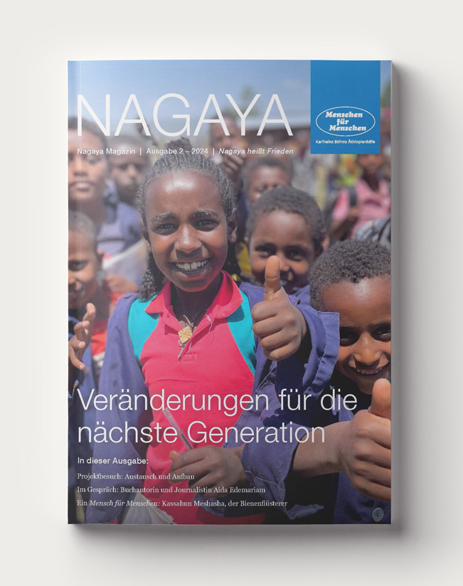 Titelseite des Nagaya-Magazins 2/2024, das eine Gruppe Kinder zeigt. Ein Mädchen im Vordergrund lächelt in die Kamera und hebt den Daumen nach oben