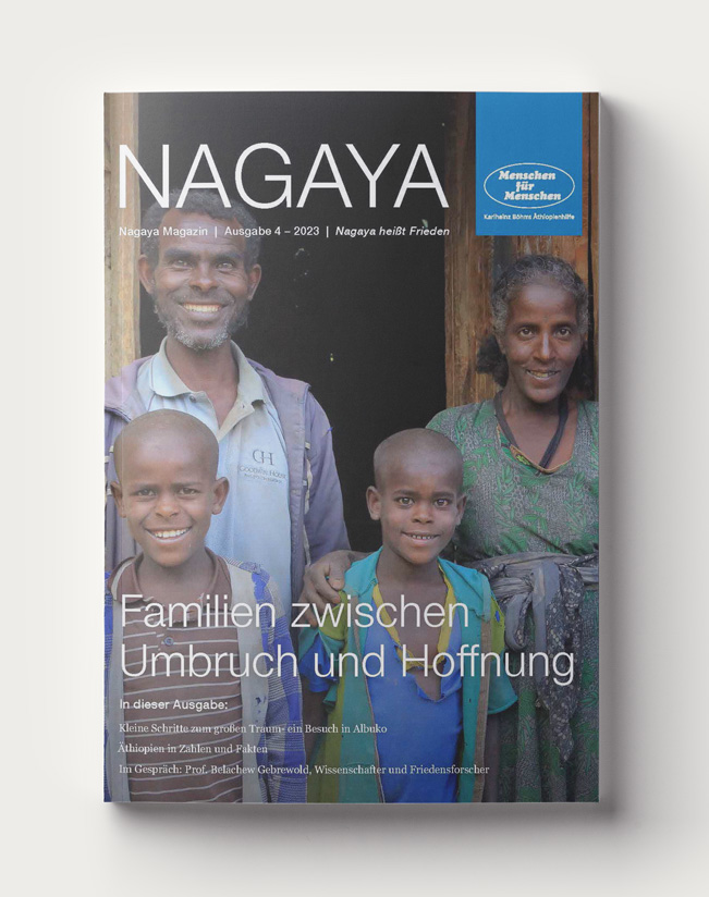 Cover des Nagaya-Magazins 4/2023 zeigt eine äthiopische Familie: Vater, Mutter, 2 Buben vor dem Eingang ihrer Hütte