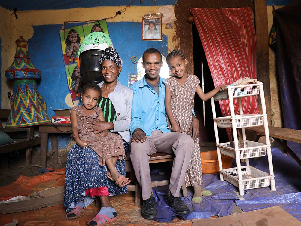 Äthiopische Familie mit zwei Kindern sitzt in ihrem Haus