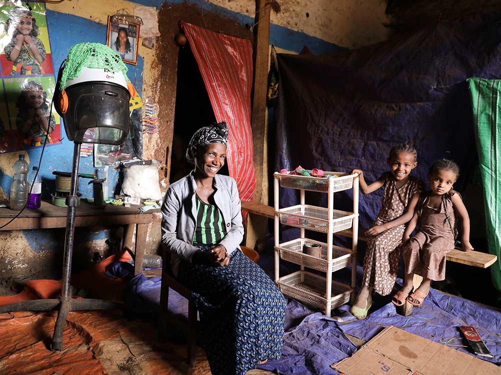 Friseurin in Äthiopien in ihrem Salon mit Trockenhaube
