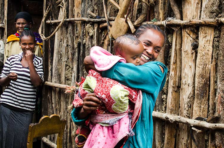 Äthiopische Frau mit Kleinkind im Arm