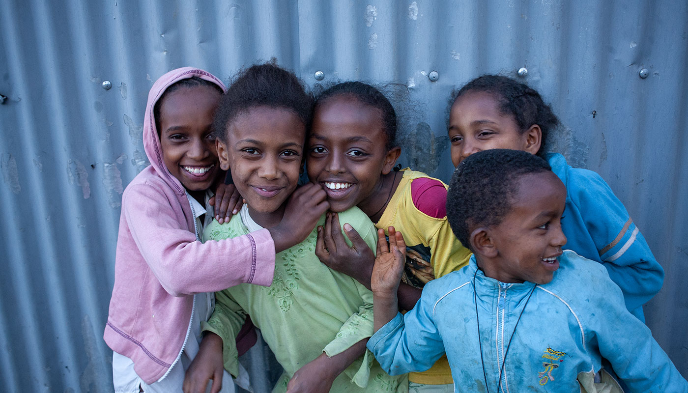 Eine Gruppe äthiopischer Kinder, die in die Kamera lachen