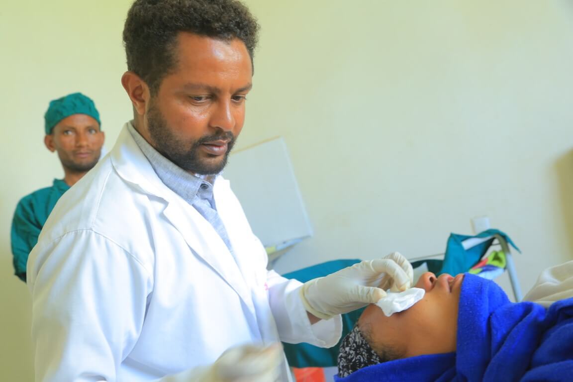 Arzt bei einer Operation am Augenlid in Äthiopien