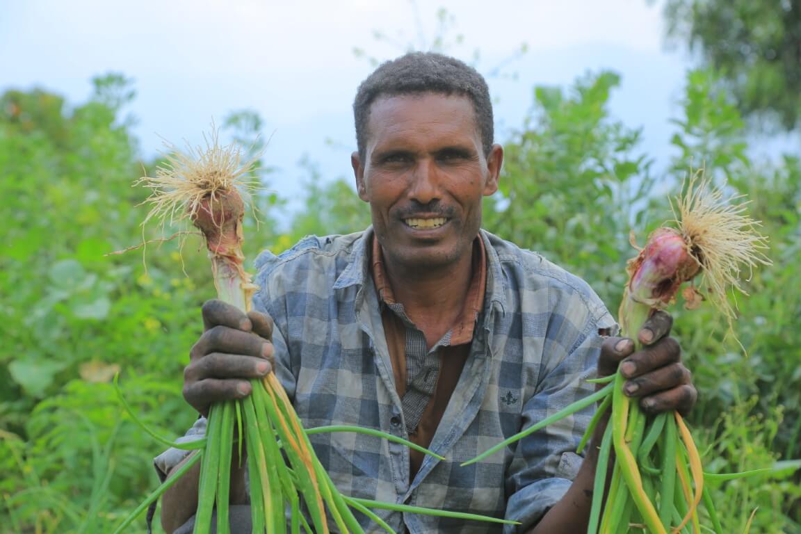 Ein Bauer in Äthiopien freut sich über die Ernte seiner Zwiebel