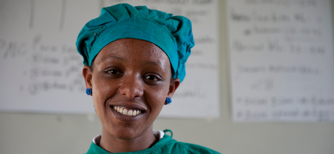 Äthiopische Krankenschwester lächelt in die Kamera
